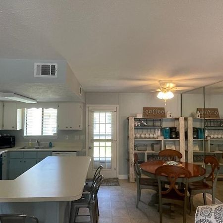 פנמה סיטי ביץ' Sunny Daze, Desirable Kid Friendly Resort, 3 Minute Walk To The Beach, Resort Beachside Pool & Restaurant מראה חיצוני תמונה